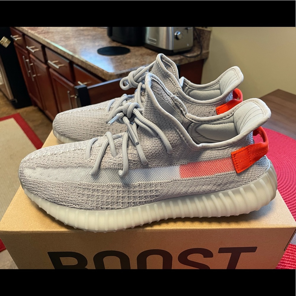 NEW YEEZY 350 TAIL LIGHT GRAY & ORANGE SIZE 10.5